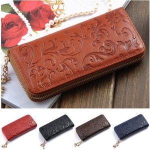 Elegantní dámská kožená peněženka s ornamenty - 4 barvy